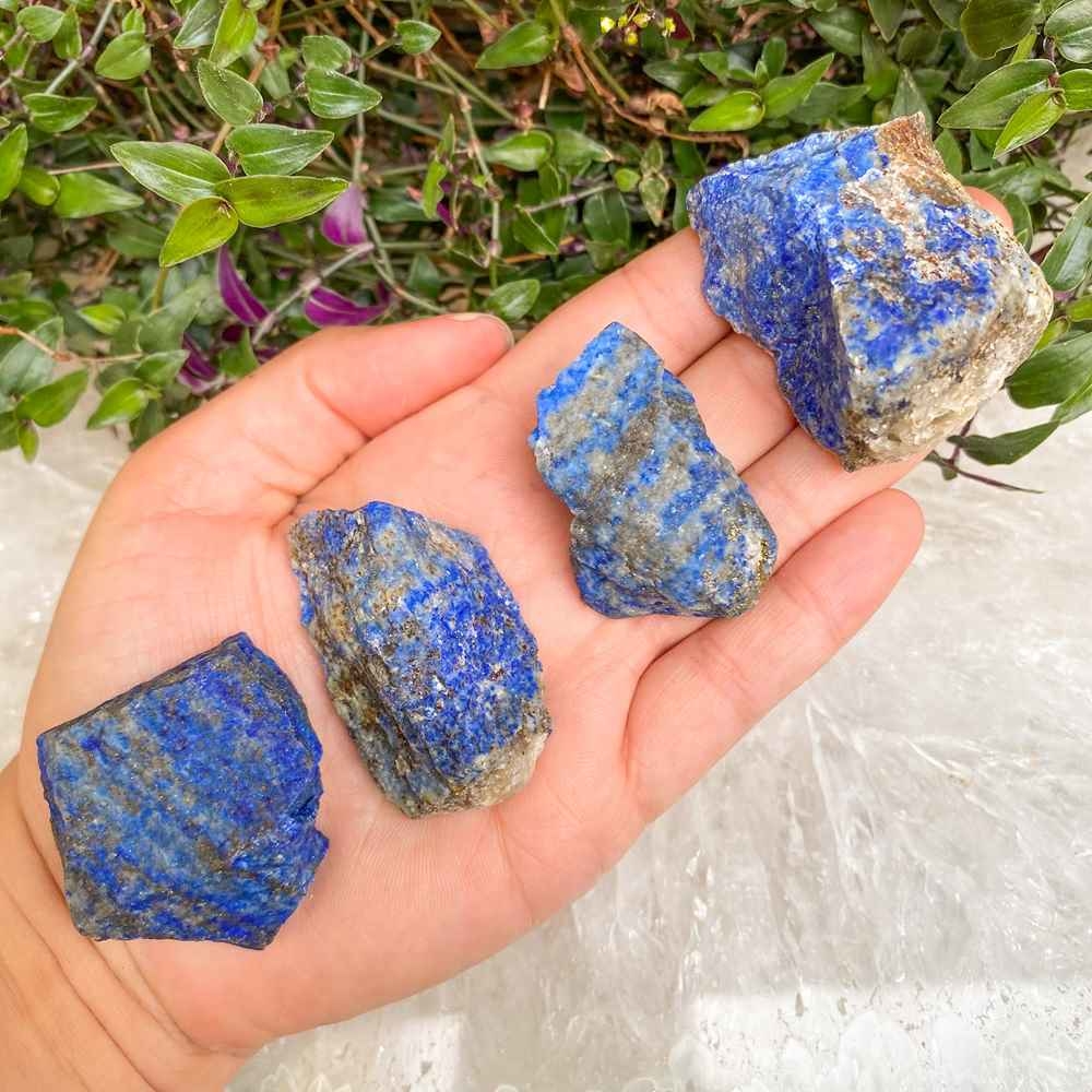 quatro pedras lapis-lazuli azul