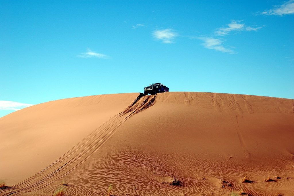 carro atolado no deserto