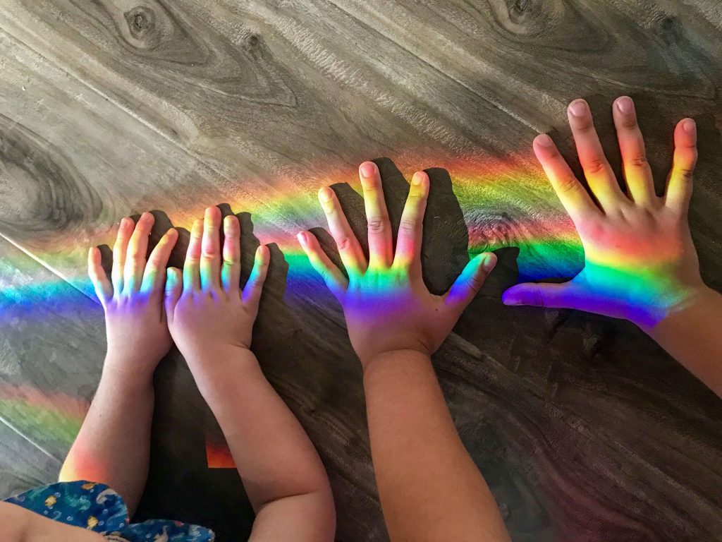 mãos no arco-íris do chão