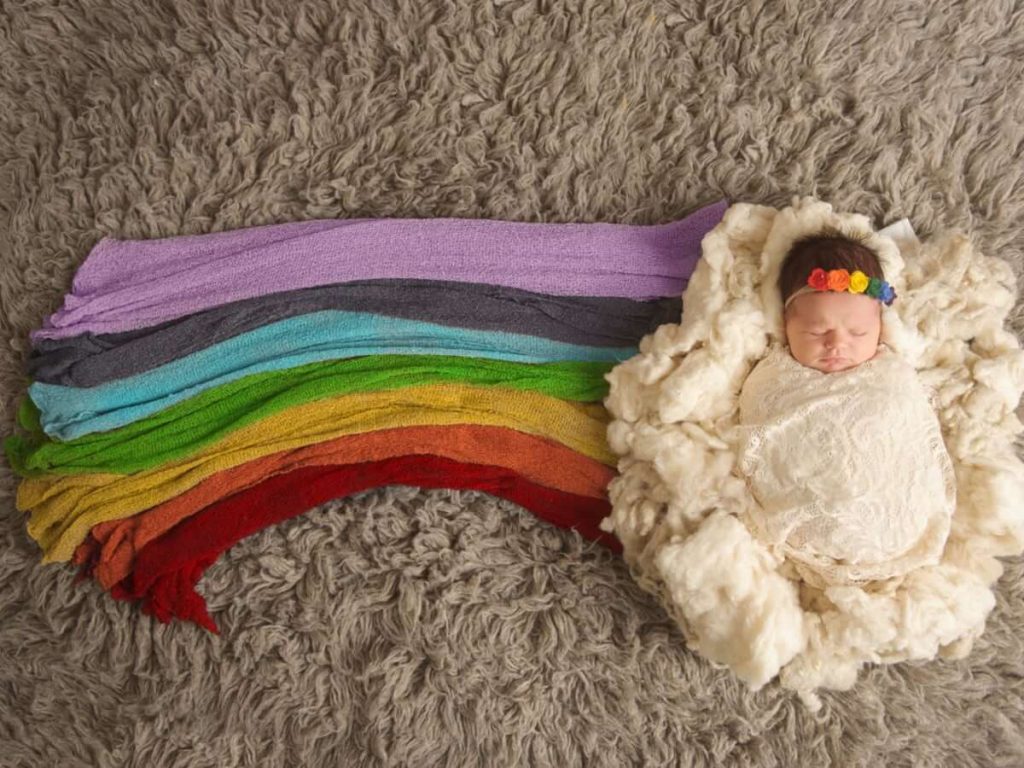 bebê recém nascido e arco-íris