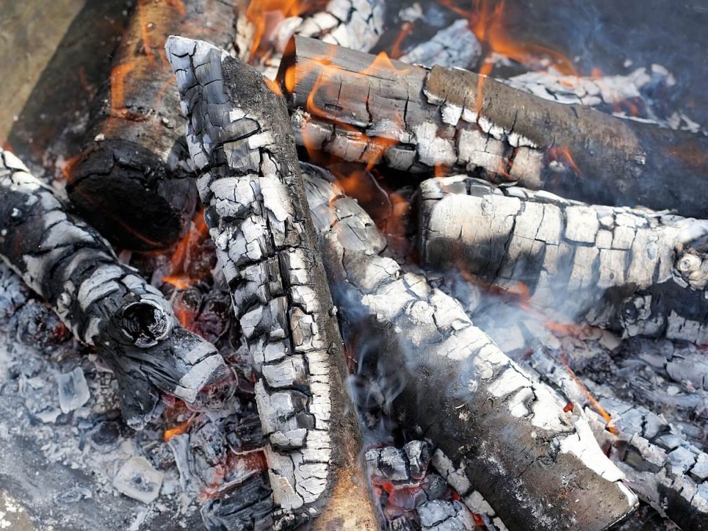 madeiras queimadas virando cinzas