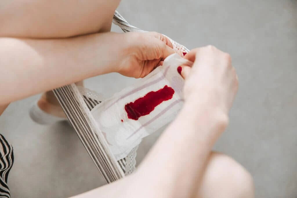 sangue menstrual no absorvente