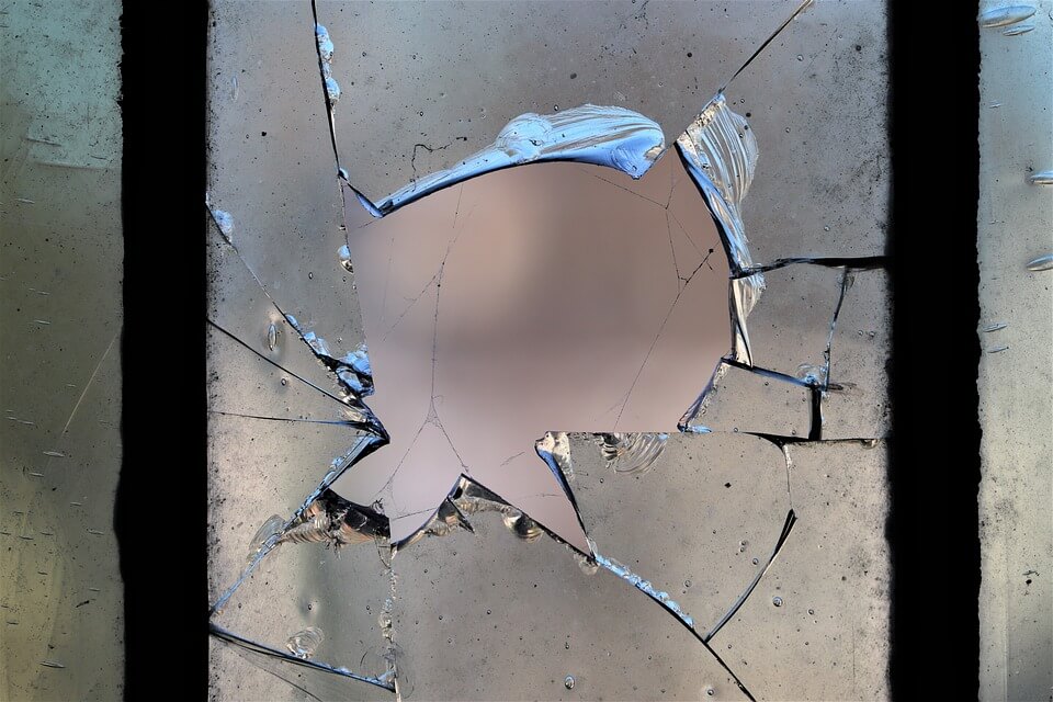 janela com um buraco quebrada