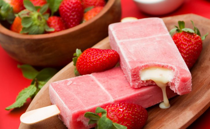 Picolé de morango com leite condensado – PALETA MEXICANA