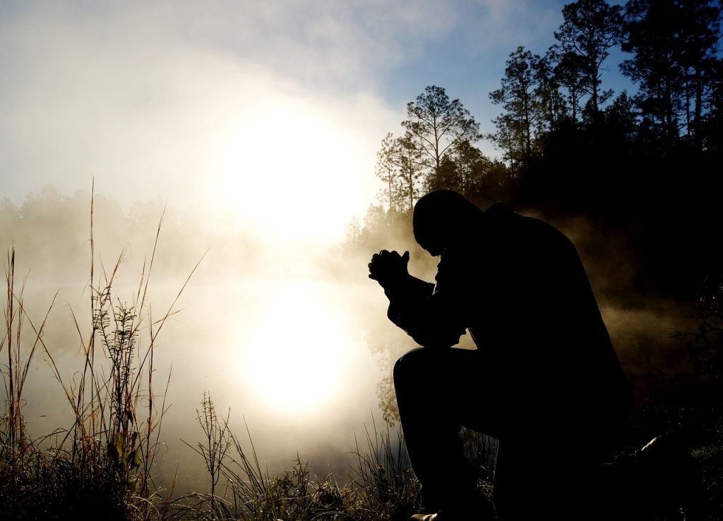 homem orando no monte