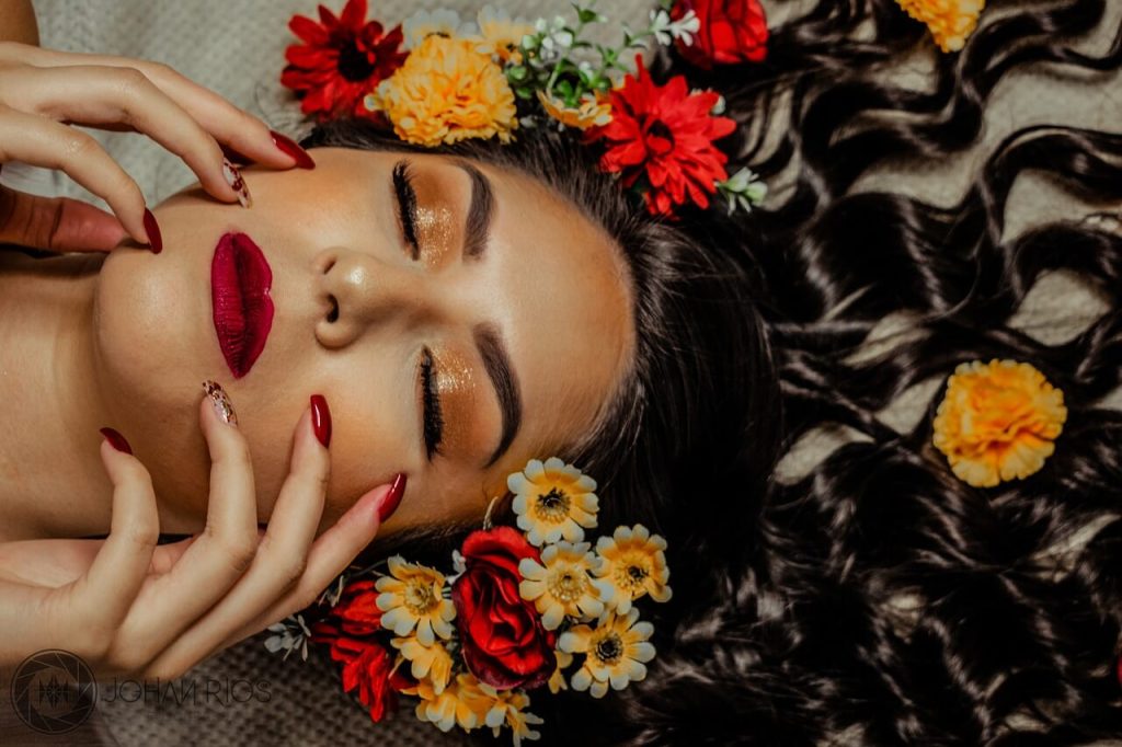 mulher deitada com flores no cabelo