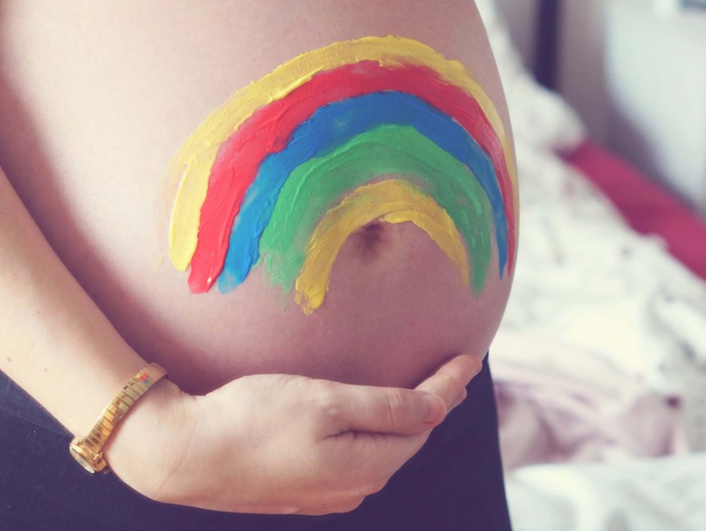 barriga pintada com arco-íris