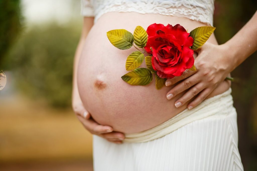 barriga de grávida e flores