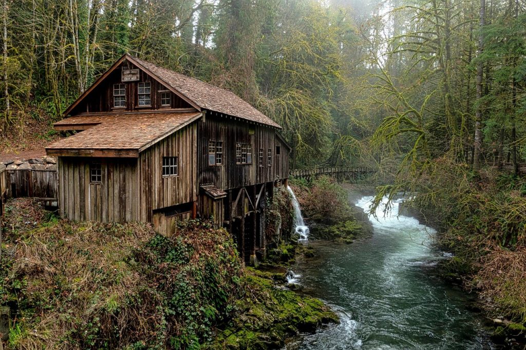 casa de madeira perto de cachoeira