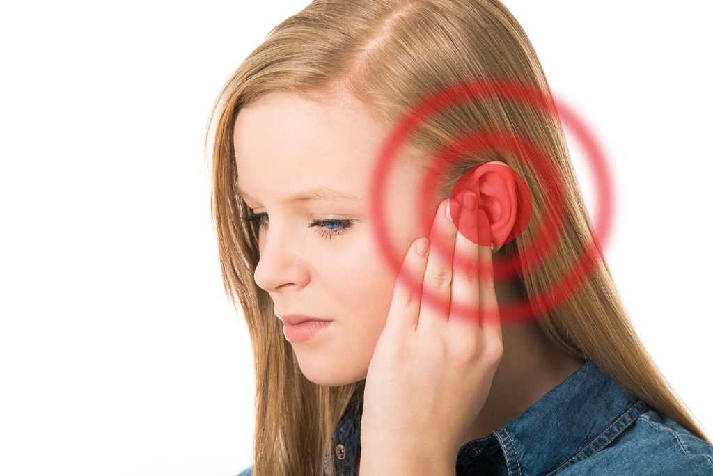 menina com zumbido no ouvido esquerdo