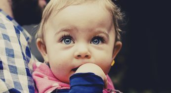 Quando um bebê te olha muito, o que significa?
