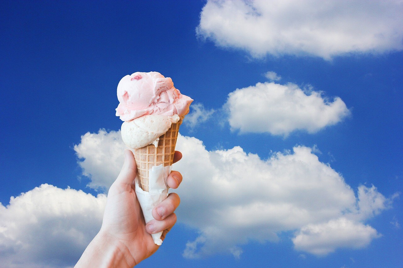 céu azul e nuvens atrás de sorvete